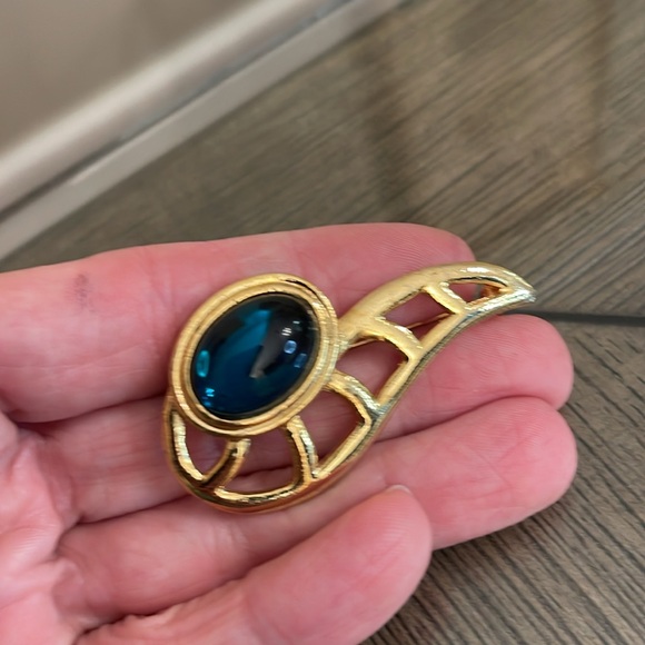 Vintage Abstract Paisley Swoop Gold-tone Pin with Emerald Green Cabochon Gem - Picture 3 of 16